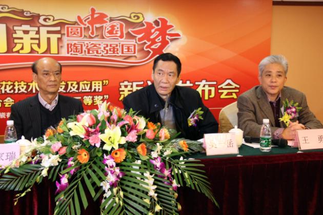 图4、币游团结会副会长、广东建材协会会长吴一岳（左二）盛赞币游公司历史以来的手艺研发与立异